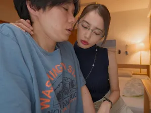 Vừa nghe điện thoại Gã chồng vừa vụng trộm với cấp trên cả đêm trong khách sạn
